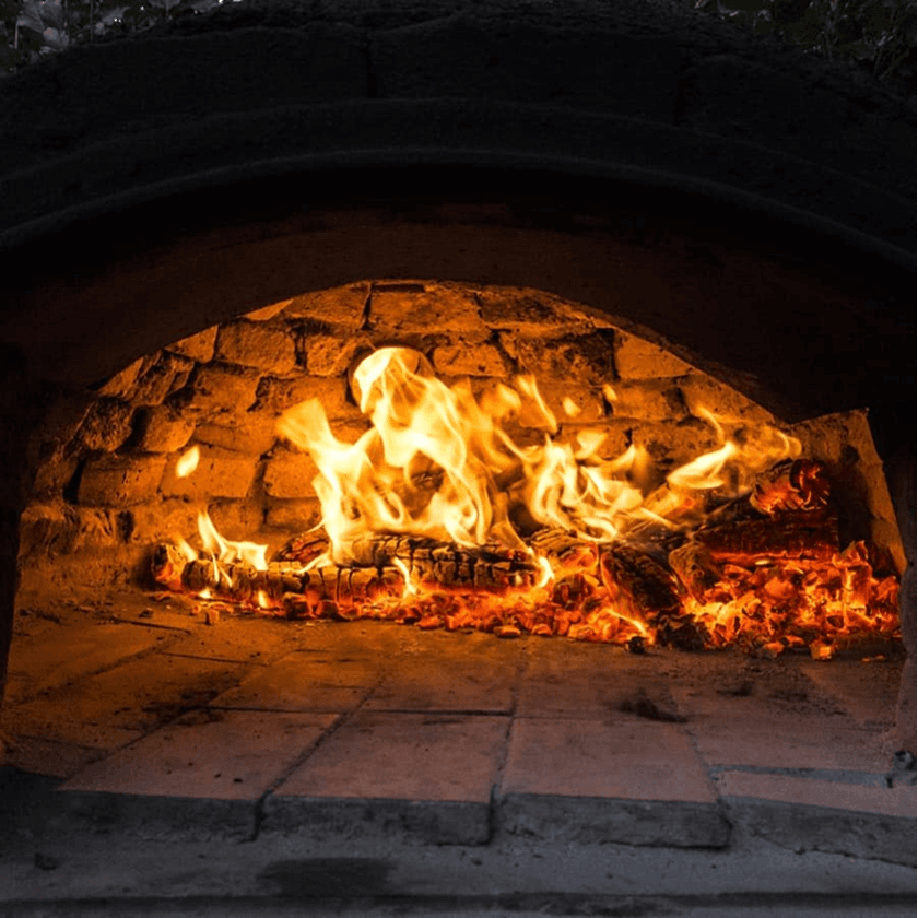 Asador a leña encendido en Cabañas Shautiau