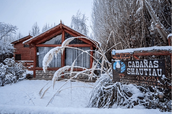 Cabaña en un paisaje natural mágico