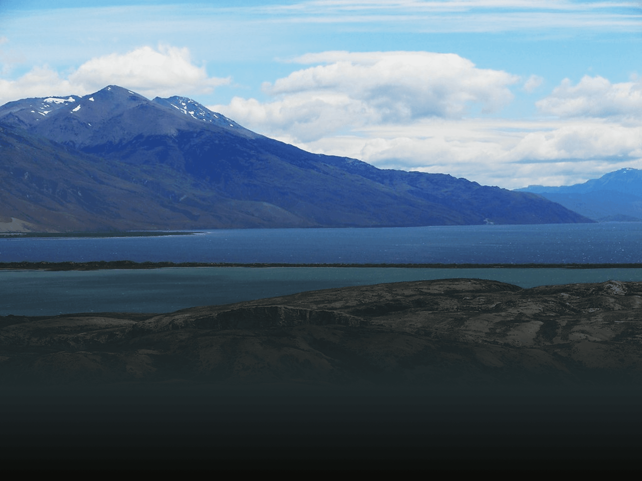 Paisaje patagónico con lago y montañas